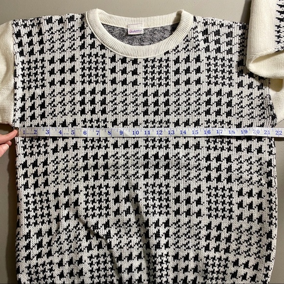 Vintage 90’s Frederick's of Hollywood Houndstooth Black & Cream Knit Sweater - Picture 7 of 8